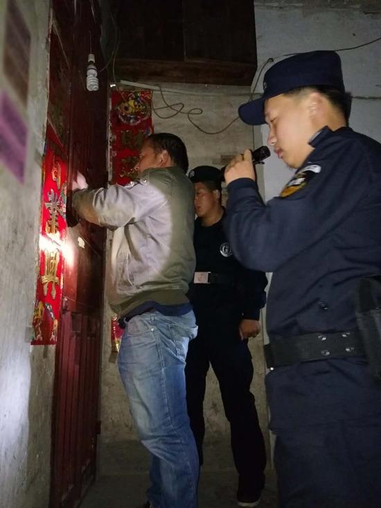 思南县粗心妈妈误将幼女锁家中 民警全城寻开锁师傅开门